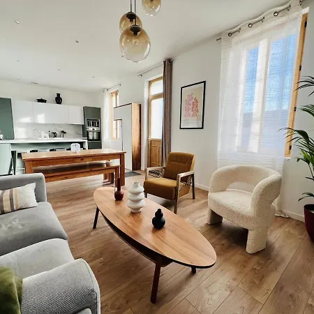 Charming Townhouse Air Conditioning And Parking Villa