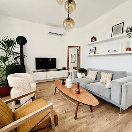 Charming Townhouse Air Conditioning And Parking *